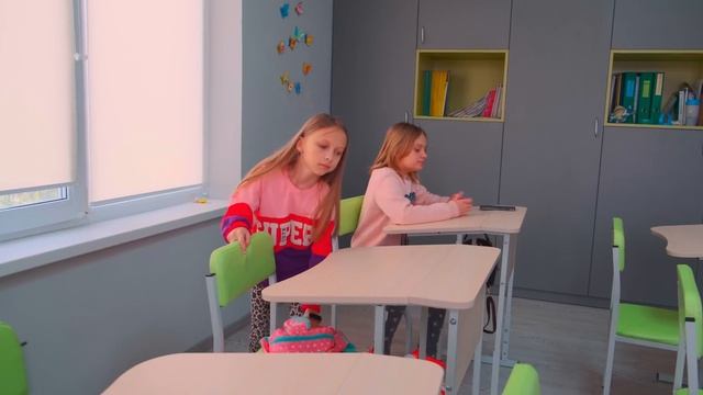 Виола НЕ Хочет НИ С КЕМ ГОВОРИТЬ в школе!