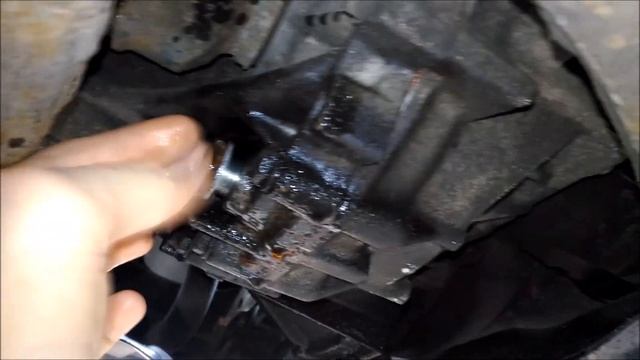 Замена масла в механической коробке (МКПП) на TOYOTA Corolla e11