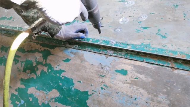 Как клепать лодку процесс клепания пневмомолотоком КМП25