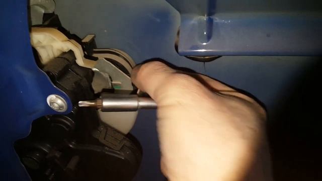 Volkswagen Caddy.Как снять ручку сдвижной боковой двери.mp4