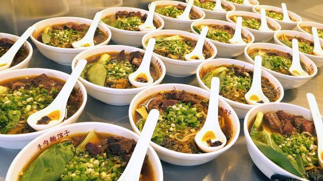 Китайская говяжья лапша и димсам с креветками в Корее / Корейская ресторанная еда.