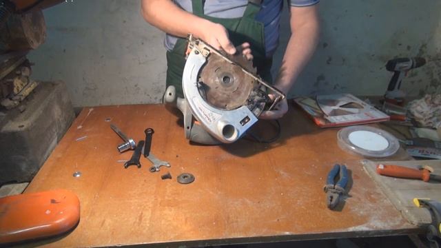 Как заменить диск на ручной циркулярной пиле