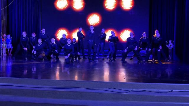 Повторили танец DsCrew - Happy nation