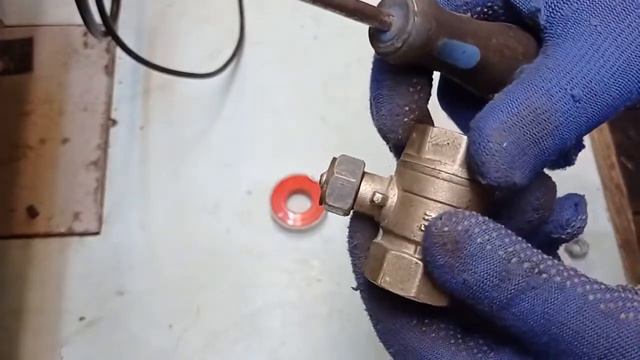 Потёк кран радиатора отопления. Что делать когда течёт с вентиля батарея отопления!?