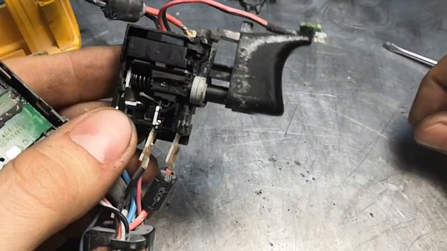 Шуруповерт DeWalt dcd780 (ремонт шуруповерта деволт dcd780) работает рывками, заклинил патрон