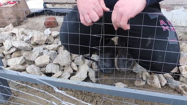 Идея недорогого забора своими руками. Фундамент из габионов вместо бетона