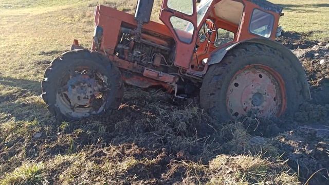Трактор Т40 застрял в грязи | Трактор Беларус 1221 прищел на помош T40 tractor stuck in mud