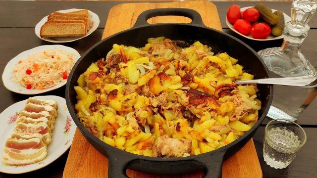РЕЦЕПТ ПРИГОТОВЛЕНИЯ ЖАРЕНОЙ КАРТОШКИ с луком и тушенкой!