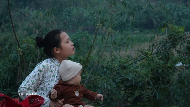 Daily Life of a 17 Year Old Single Mother - Harvesting Cabbage & Making Potholes