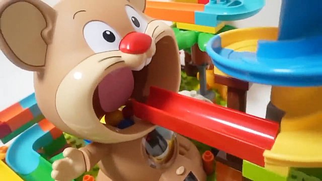 Развивающие игрушки для малышей. Конструктор Лего Дупло гонка шариков