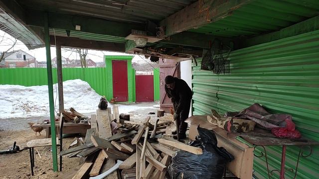 Разгребали хлам.Навели порядок во дворе.