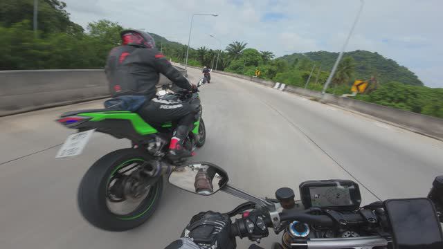 На расслабоне.