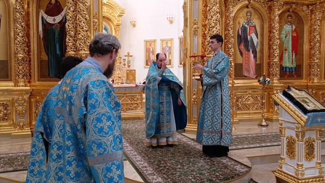 Ранняя Литургия в нижнем и поздняя в верхнем храме на Рождество Пресвятой Богородицы