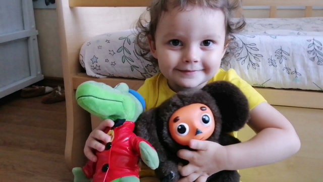 Чебурашка и крокодил Гена говорящие герои из мультика. Игрушки союзмультфильм.