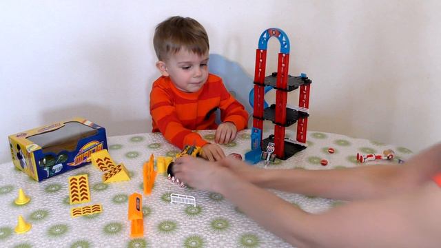 Вспыш и чудо машинки, распаковываем трек и играем. Вспыш Рык