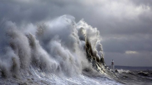 Море ПОЖИРАЕТ Пляжи в Крыму! Шторм в Прямом эфире! Показываю Шторм сегодня в Крыму