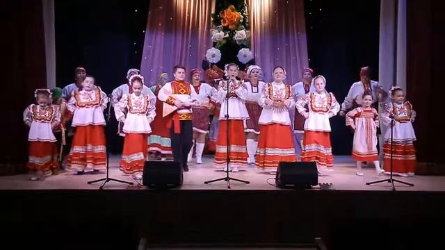 Детский ансамбль сценического фольклора "Задоринки" и хор народной песни "Оберег"