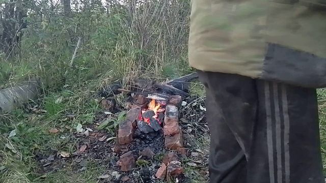 На природе жарю рыбу,подуса.