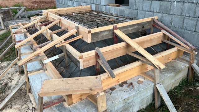 КРЫЛЬЦО В ДОМ ИЗ БЕТОНА