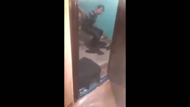 Серёга от счастливой европейской жизни выпал из окна подъезда