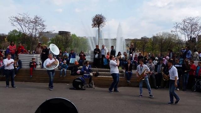 Уличный духовой оркестр 1 мая 2016 в Москве. Парк Горького