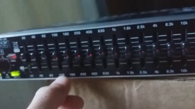 Equalizador behringer FBQ1502