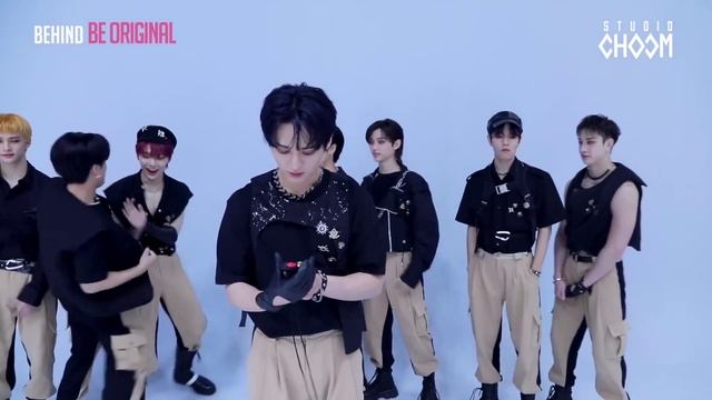 [Русская озвучка Kadza] Закадровые съемки Stray Kids "CASE 143" | Studio Choom