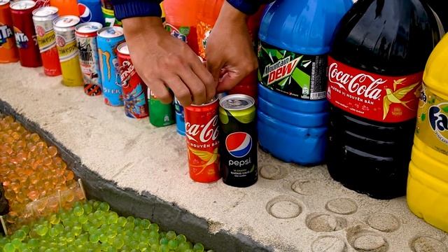 Попробуем сделать Радужную руку с Orbeez, Mentos vs Coca-Cola и популярными газированными напитками