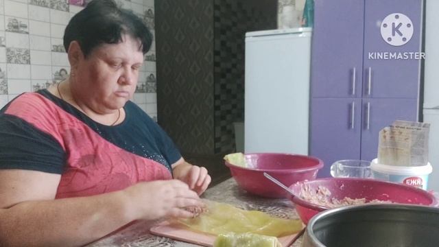 ХОЧУ ГОЛУБЦОВ А САМА У СТАЛА УЖЕ.