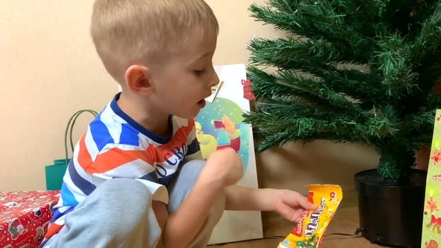 Руслан и Мама - история про Новый год | Santa Claus for Christmas
