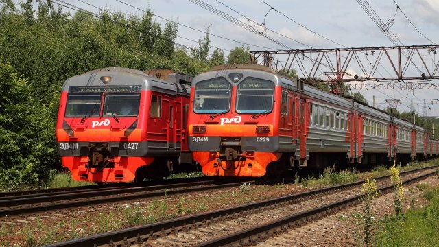 Разнообразные поезда на перегоне Михнево - Жилёво Московской железной дороги. Июнь 2024 года