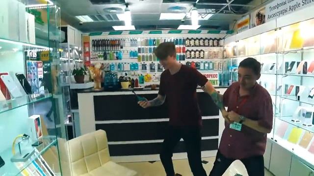 МАКС ВАЩЕНКО. УКРАЛ АЙФОН В МАГАЗИНЕ  ПРОДАВЕЦ ПОЙМАЛ МЕНЯ  ПРАНК