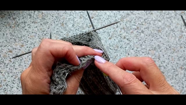 Как связать простые носки, с усиленной подошвой. И как просто вязать два одинаковых носка.