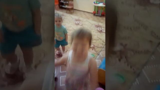 Папа забирает дочку из детского сада. Трогательное видео. Нарезка .