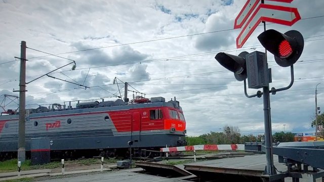 Железнодорожный переезд со шлагбаумом и барьерами / Видео про поезда и железную дорогу