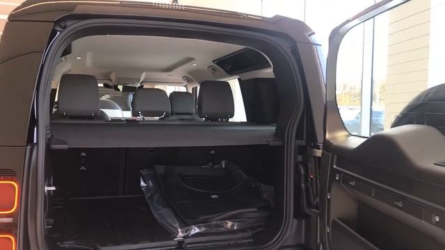 Land Rover Defender 5Dr 110 Турбо-Дизель 2.0D - 200 лс AWD Комплектация S Цвет Pangea Green - обзор