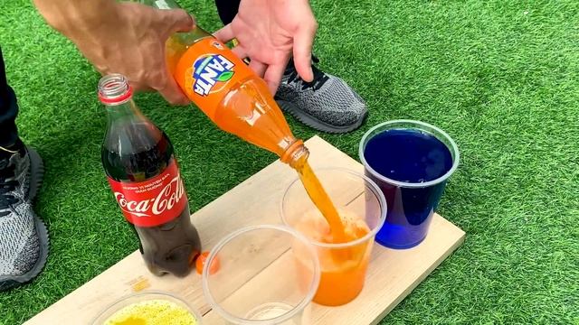 Поэкспериментируем с жевательной резинкой Mentos против Sprite Red, Coca-Cola, Fanta, Chupa Chups, M