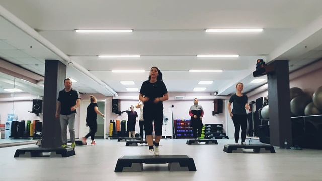 СТЕП АЭРОБИКА ЦЕЛАЯ ТРЕНИРОВКА / STEP AEROBICS / ГРУППОВАЯ ТРЕНИРОВКА 18.06.2022г