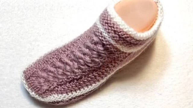 Любителям коротких следков, новый узор, на двух спицах и без шва на подошве.