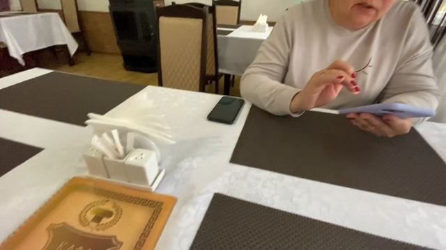VLOG Что подарить на 8 марта ? ВСТРЕТИЛИ МАМУ в аэропорту Сочи и едем в Краснодар! Примерка одежды