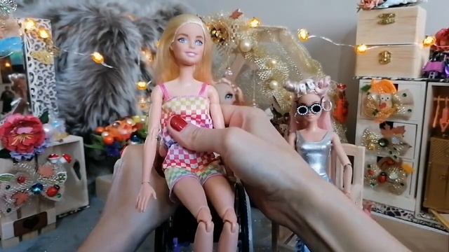 Обзор Кукла Barbie Fashionistas Doll Барби на инвалидной коляске.  Сравнение с Barbie extra moda