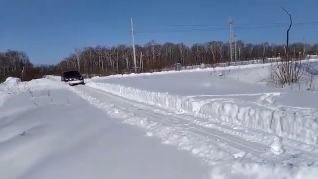 Isuzu D-max в глубоком снегу.