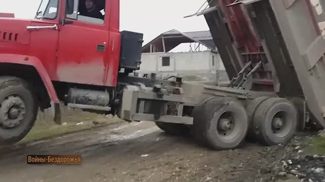 Самосвал КрАЗ 6х6 на дороге Трудолюбивого строительства.