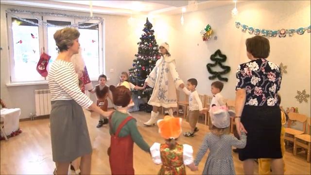 Хоровод "Блестят на елке бусы"