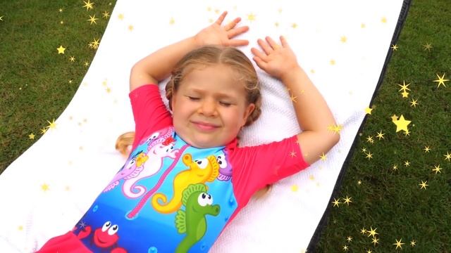 Диана и Рома - на Русском Рома мешает Диане спать своими игрушками
