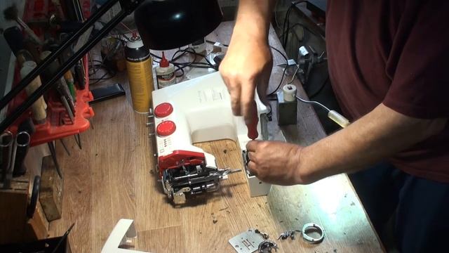 Швейная машинка Janome Tip 716. Заклинила.