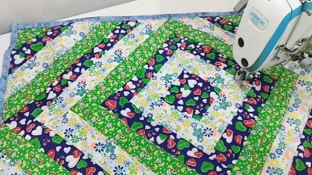 Пэчворк для начинающих. Обрывки ткани пригодятся для пошива коврика.