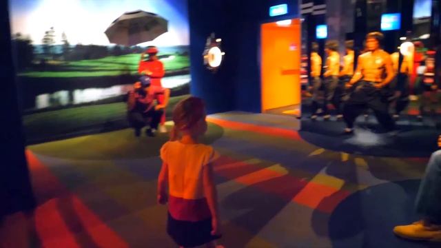 Настя и забавные игрушки играют на детской площадке Видео для детей