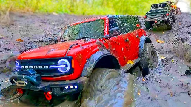 RC Машины Застревают в Суперглубокой Грязи! Три Машины Спасают Одну!