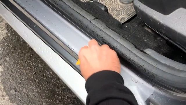 Установка защитных плёнок на пороги автомобиля
